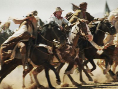 Viggo Mortensen and Hidalgo at the start of the race