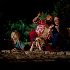 Samantha Isler, Shree Crooks, Viggo Mortensen, Charlie Shotwell, Annalise Basso, & George MacKay in Captain Fantastic